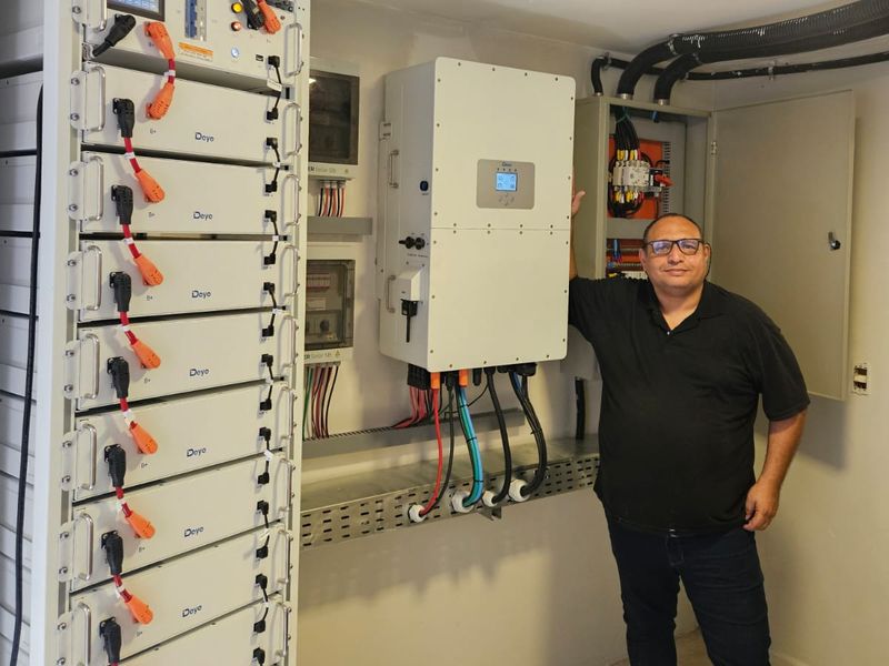 Sistema híbrido entregue com torre de baterias e inversor