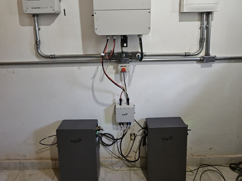 Inversor e baterias com eletrodutos aparentes