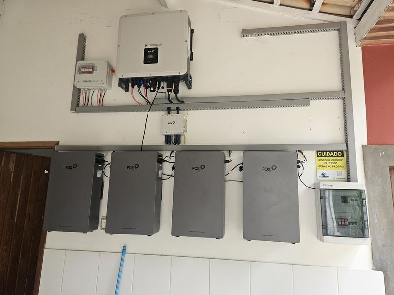Inversor híbrido com quatro baterias e placa de sinalização FWTECH