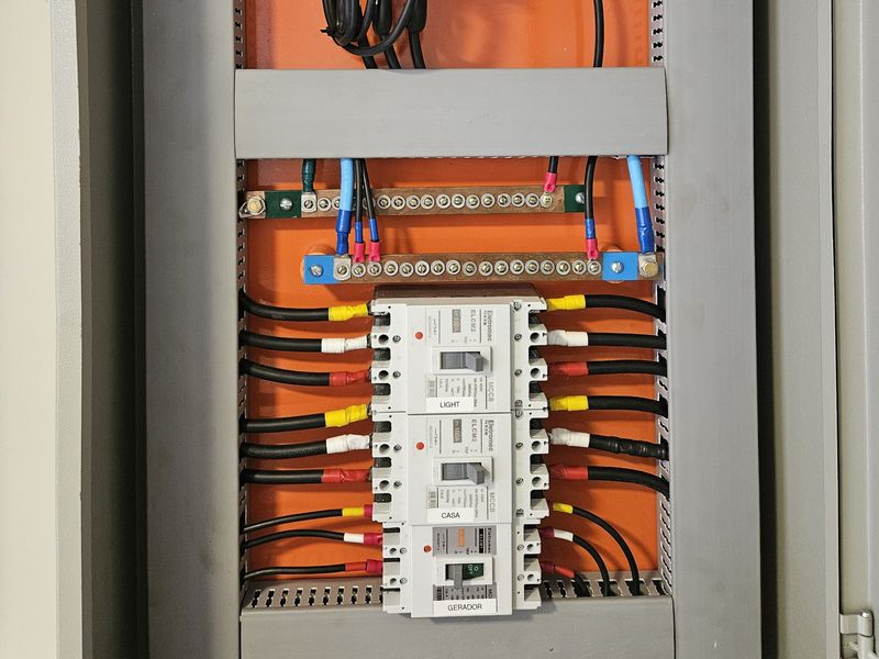 Quadro com disjuntores Light, casa e gerador