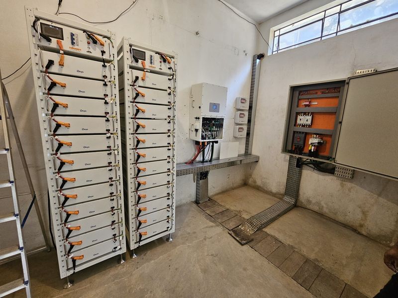 Duas torres de baterias de lítio ao lado do inversor e quadro