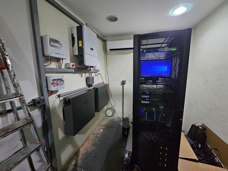 Inversor e baterias em sala de servidores