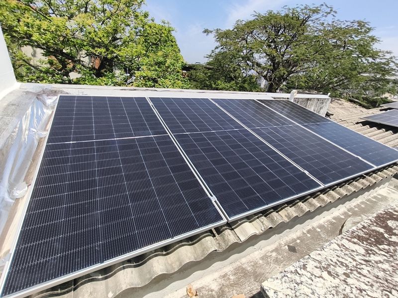 Painéis solares em telhado de fibrocimento