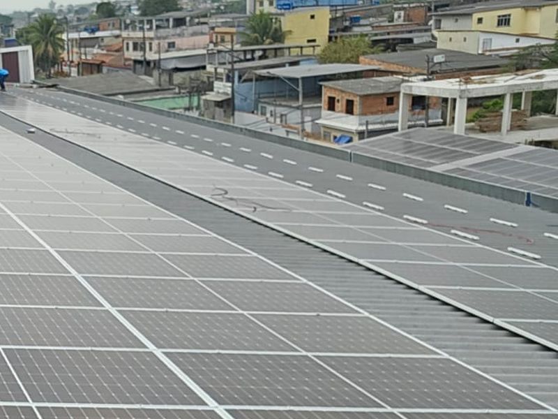 Painéis solares em cobertura metálica de galpão