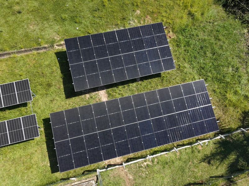 Vista aérea de usina solar montada em solo