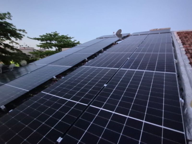 Painéis solares em telhado cerâmico